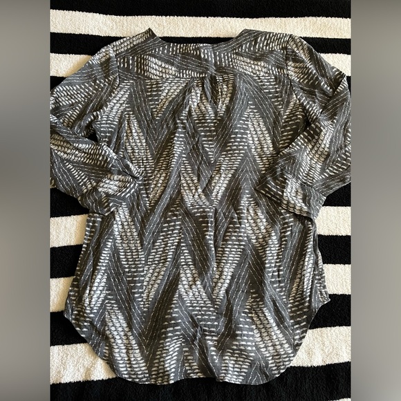 grey patterned blouse - Picture 2 of 2